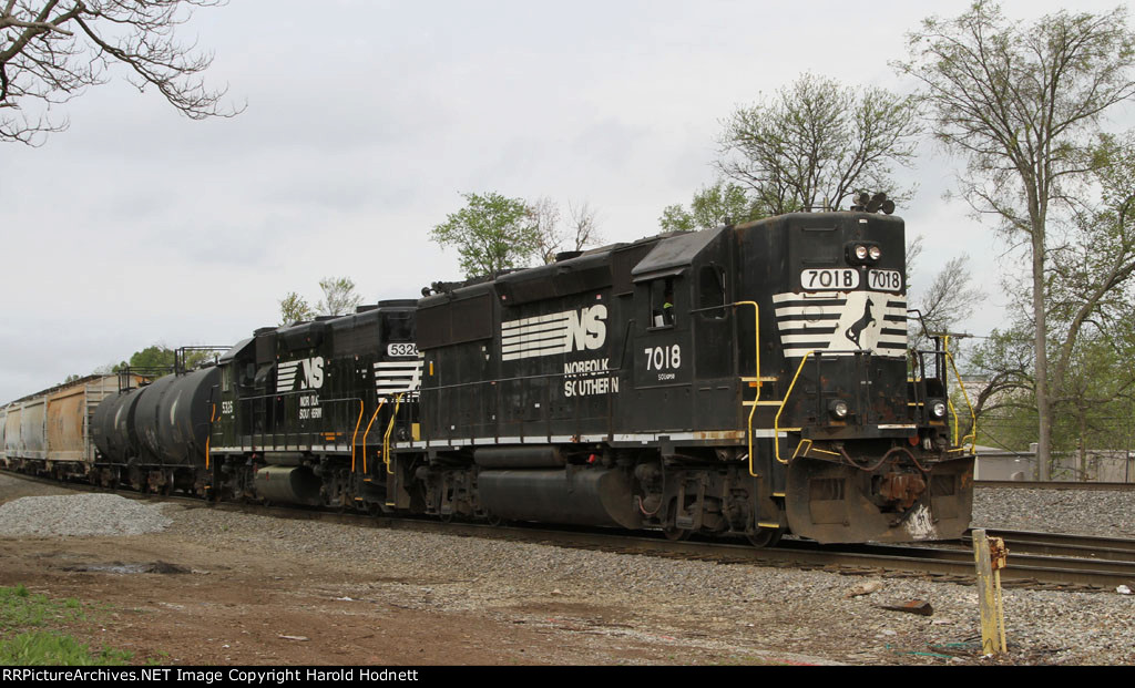 NS 7018 leads the A&Y job down the lead towards Elm